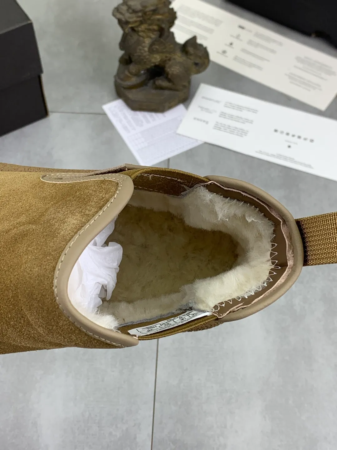 Men's men's shoes 💰P560 New arrival 🆕🆕🆕 IUGGI A pair of handsome Martin boots that want to be "welded" to the feet. Sheep fur lining is comfortable and warm. The anti-slip performance is even better. Matte cowhide with super comfortable stretch velvet. ➕Fine handmade stitching to keep your feet from freezing in the winter. Must be arranged! Perfectly interpreting the essence of Chelsea, trendy and fashionable, casual and versatile. Size: 39-44